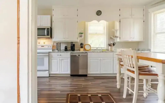 The Carew House Sleeps 10 Fenced 4BR Full Kitchen Steps2 YCP