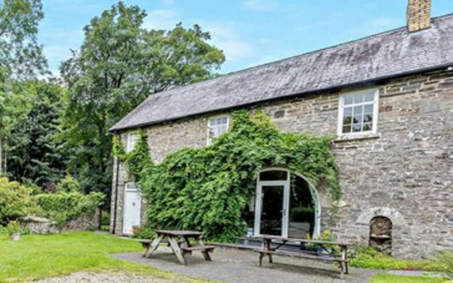 Comfortable Airy 5-bed Apartment in Llandysul