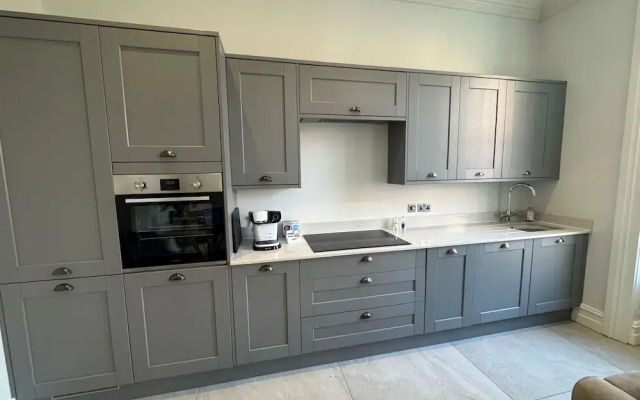 Luxury Full Apartment Free Secure Parking King bed