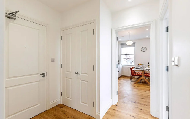 Light & Luxury Chelsea Apartment: Private Balcony!