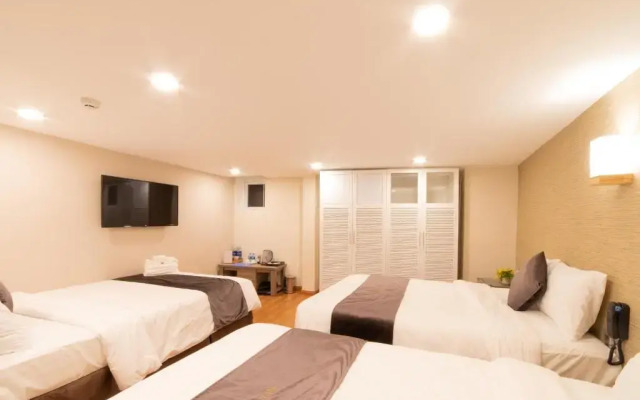 Silent Night Dem Lanh Hotel