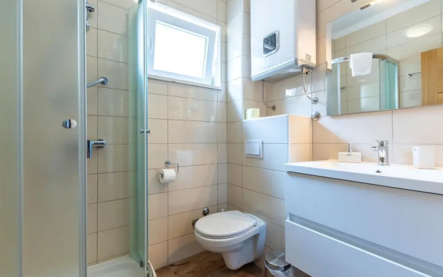 Amazing Home in Mravince With Sauna, Wifi and 9 Bedrooms