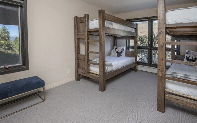 814 Eagle Dr. 4 Bedroom Home by RedAwning