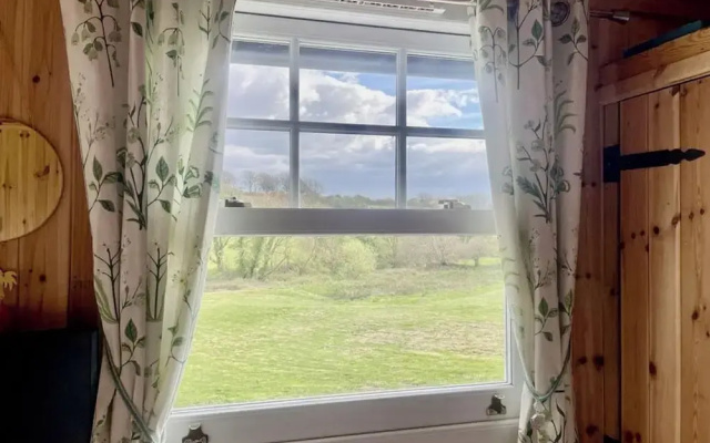 1 Bedroom Cabin Sleeps 2, Private Garden, Wifi