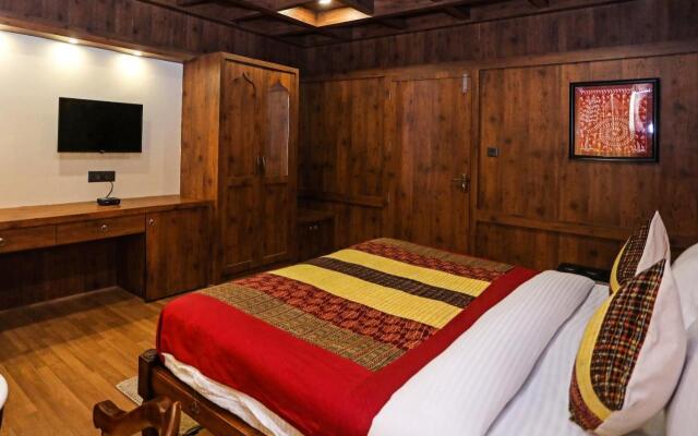 OYO EKTA Houseboat