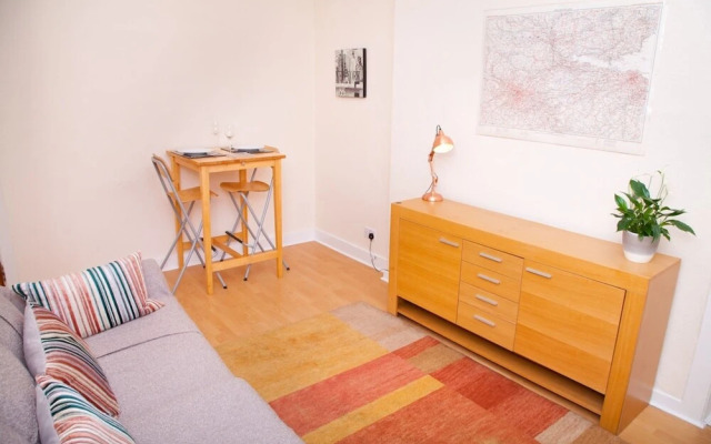 Bright & Quiet Edinburgh Home with Parking