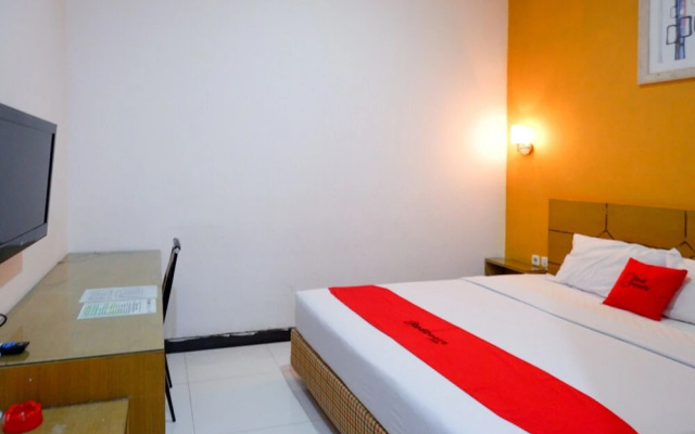 RedDoorz near Monumen Habibi Ainun