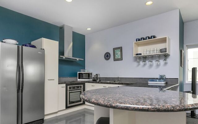 QV Executive Penthouse with Parking - 782