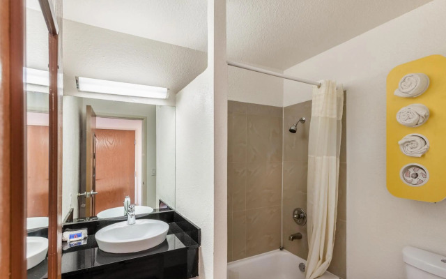 Motel 6 Dallas, TX - South