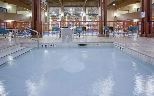 Holiday Inn & Suites St. Cloud by IHG