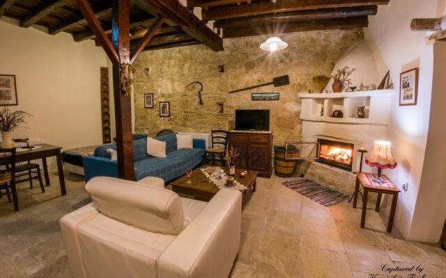 Vouni Lodge