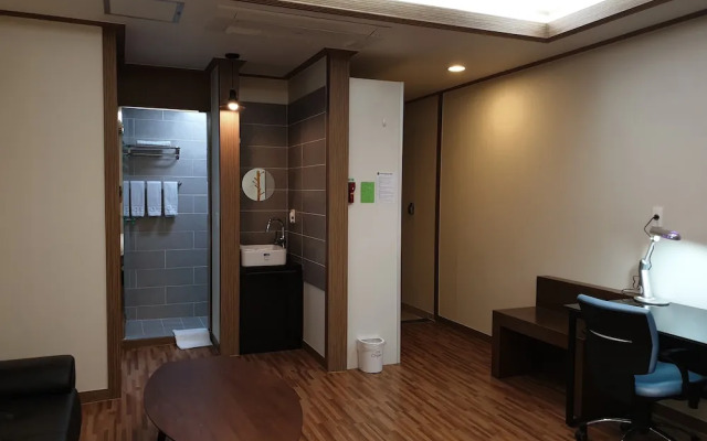 Okpo Business Hotel