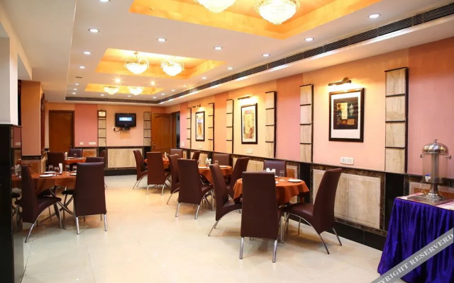 OYO 13052 Hotel Conclave Inn