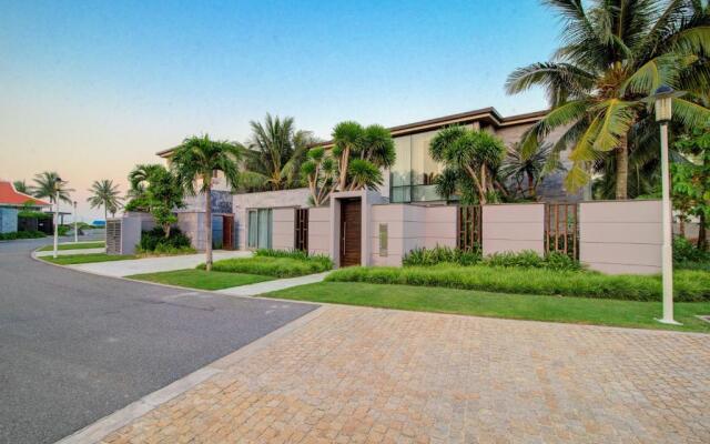 Five Stars 5 Bedrooms And 1 Movie Room Beachfront