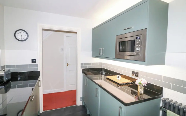 6 Fidlers Close