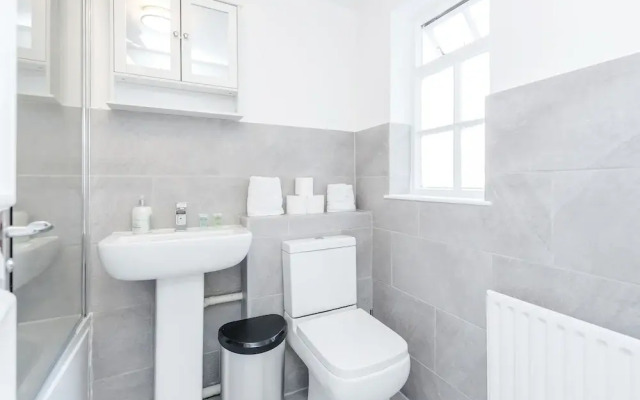 Taste Central London Living in Lush Home