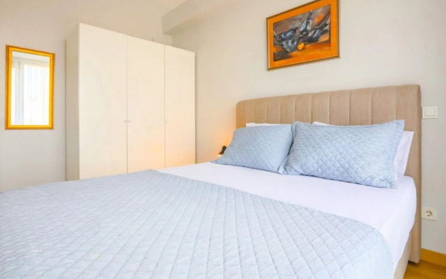 Business-friendly Res With Pool in Fikirtepe