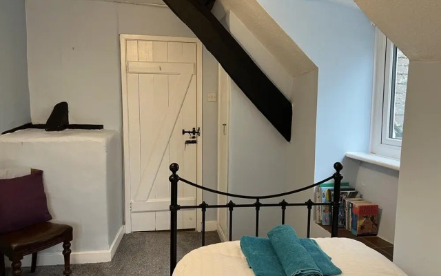 Traditional 3-bed Cottage, Log Burner & Sea Views!