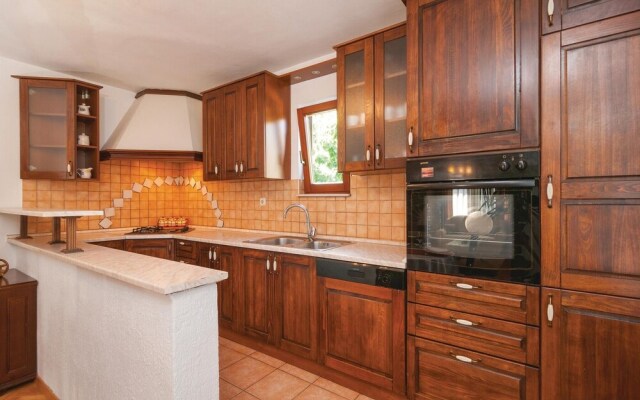 Nice Home in Srinjine With Wifi and 3 Bedrooms