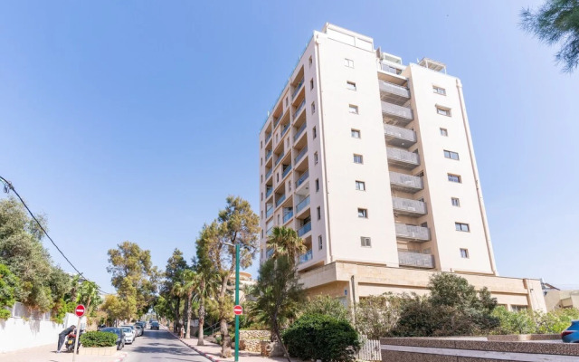 Top Tier Apartment with Swimming Pool
