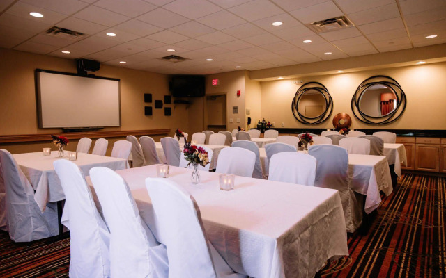 Hampton Inn & Suites Minot Airport