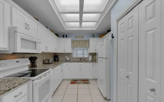 Pineapple Cabana by Bliss Beach Rentals