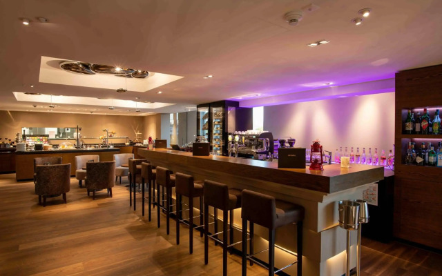 HOTEL illuster - Urban & Local