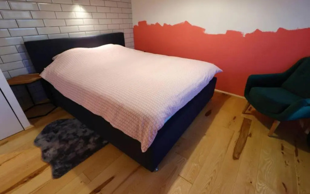 Room Emma,between bus and train station,Netflix,speed Wi-Fi