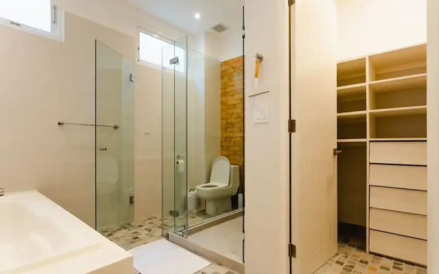 w Awesome 1BR w Balcony in Panama