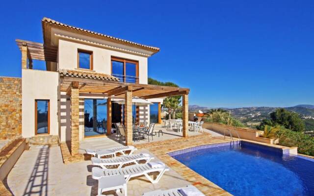 Villa - 4 Bedrooms with Pool, WiFi and Sea views - 104976