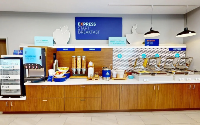 Holiday Inn Express & Suites Chicago Schaumburg by IHG