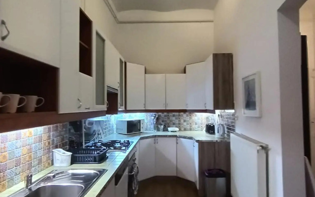 Park Danubes view central market Budapest