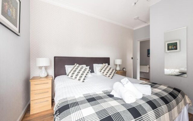 F&O Apartments - 1 bedroom Royal Mile apt Stunning castle view Sleeps 2