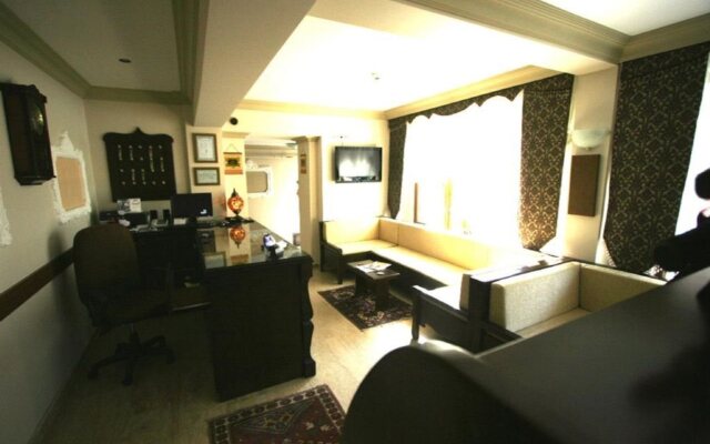 Peninsula Grand Hotel