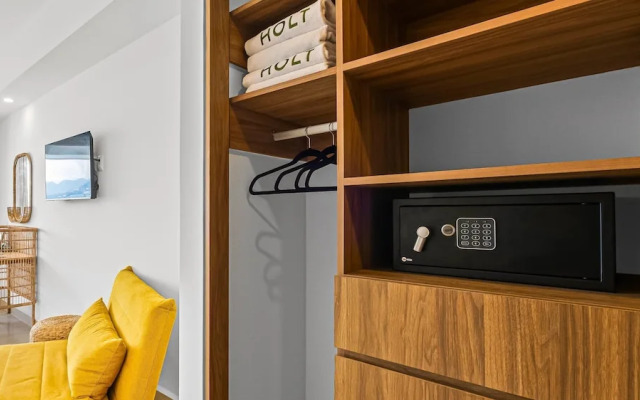 Stylish Beachfront 2BR - Balcony & Pools