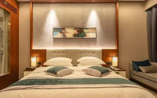 Auspicious Phoenix Hotel