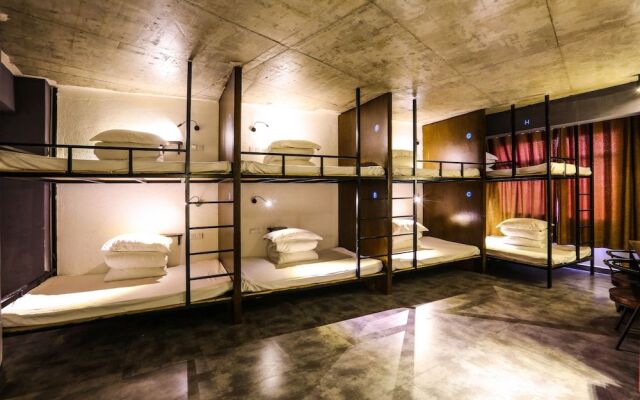 Comma Travel International Youth Hotel