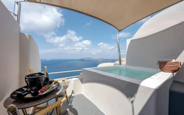 Luxury villa in Megalochori Santorini with Jacuzzi