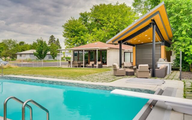 Lakefront Washington Home w/ Private Pool & Sauna