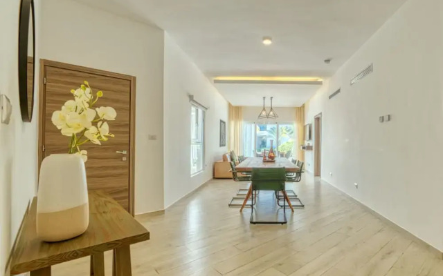 Unique Modern Condo with Beach Access