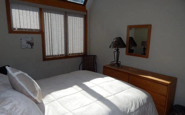 Crestview Condominium's