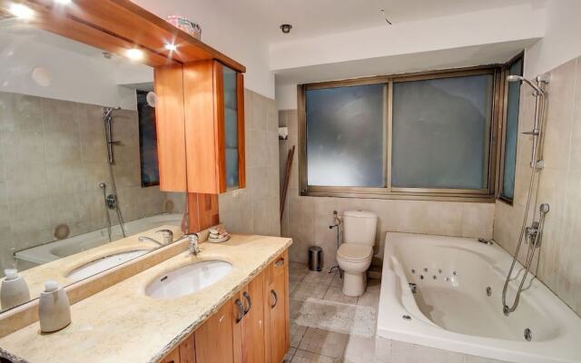 Urban Apartment With Jacuzzi Near Sarona