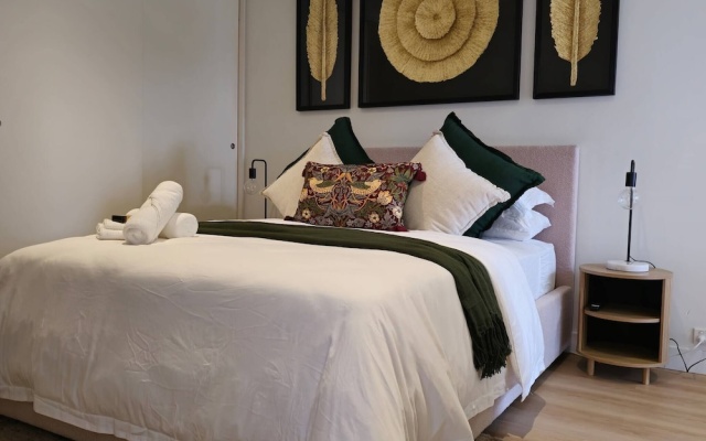 Deluxe 2BR apt Excellent Location Cityviews & Pool – Guest Rooms – Melbourne