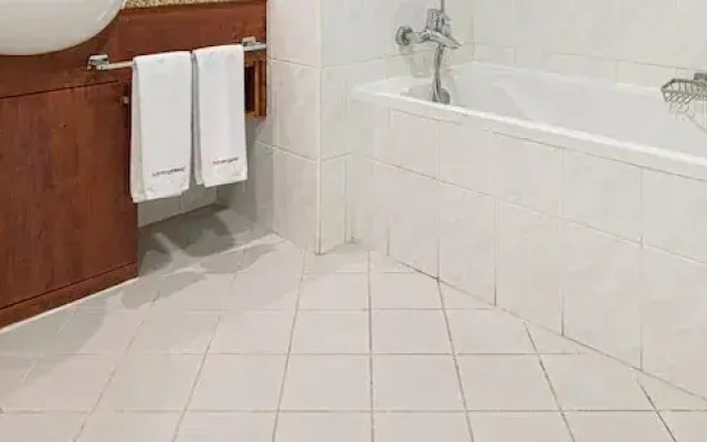 HomesGetaway- 1BR in JLT Lake Views