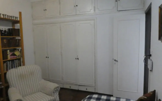 Departamento-casa muy amplio y céntrico.