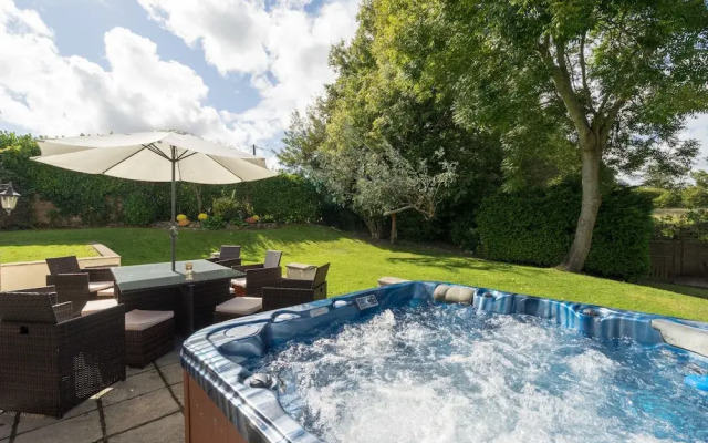 Peveril House, Spacious Eco-friendly Holiday Home