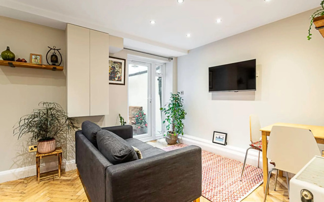 Cosy Garden Flat in Prestigious Residential Area