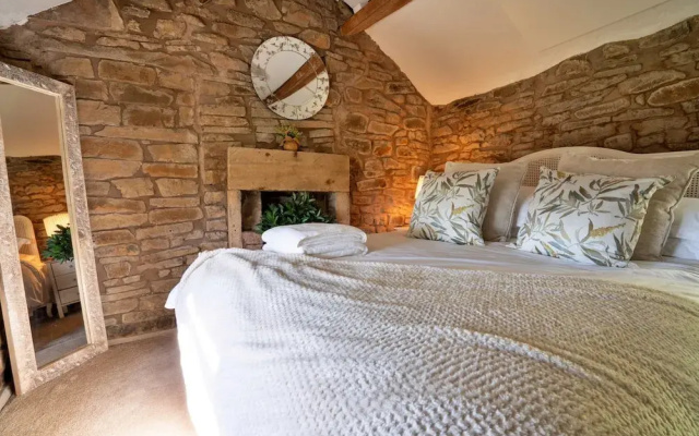 Barn in Peak District with Countryside Views