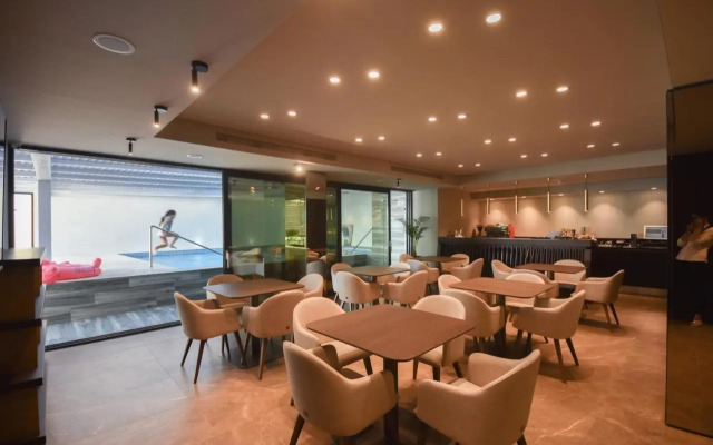 Flamingo Beach Hotel & Spa