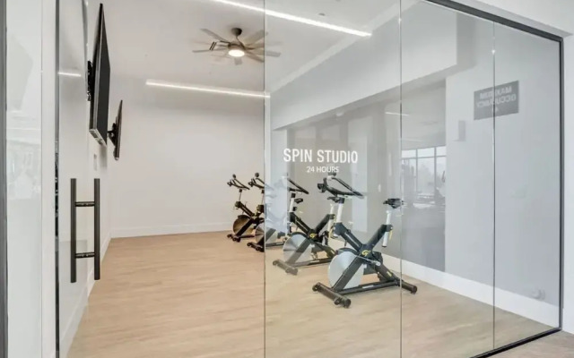 New Apt - Gigabit Internet - Year-round Pool